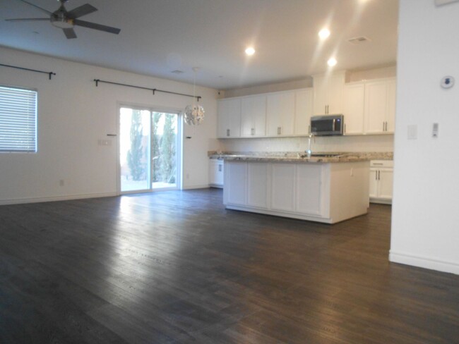 Building Photo - Spacious 4-Bedroom Home in Gated North Las...