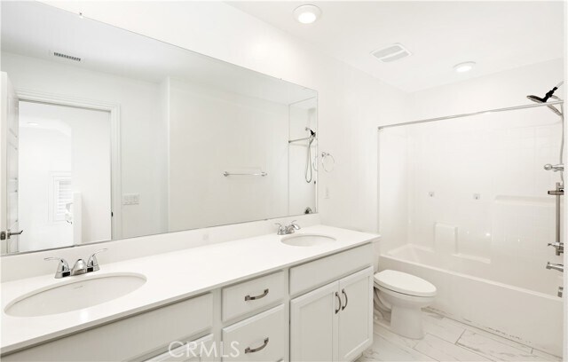 Building Photo - 148 Spectacle