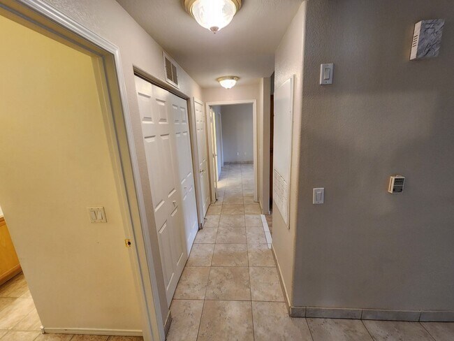 Building Photo - 1050 E Cactus Ave