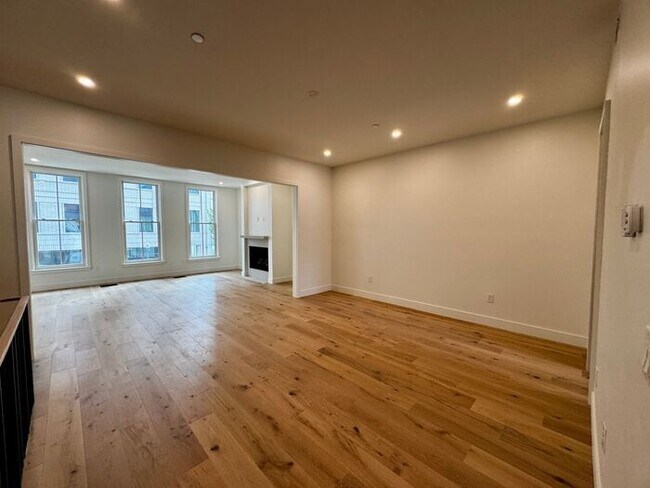 Building Photo - Luxury in the Heart of Huntsville
