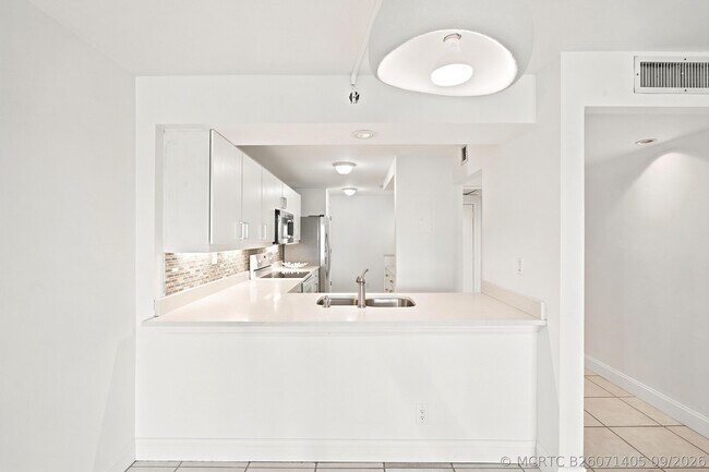 Building Photo - 8 Royal Palm Way