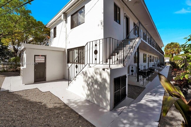 Building Photo - 2150 SW 26th St