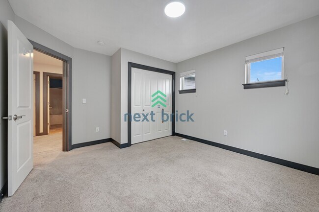 Building Photo - Stunning 3 Beds and 3 Bath Single Family with additional office space and entertainment room read...