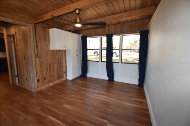 Building Photo - 1918 Sunset Ln