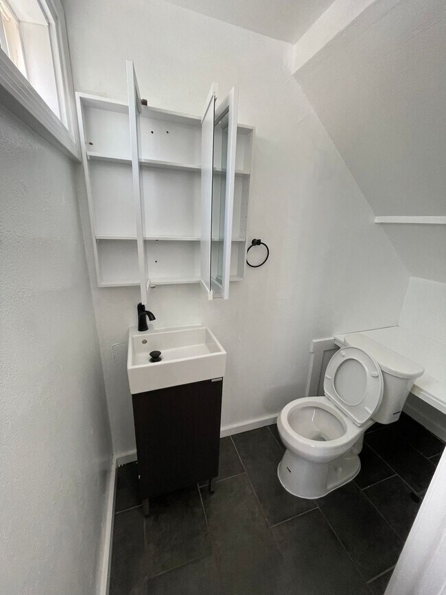 Building Photo - 3018-3020 Maple Ave