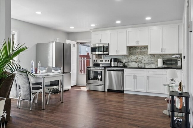 Building Photo - 165 Saratoga St