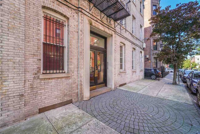 Building Photo - 103 12th St