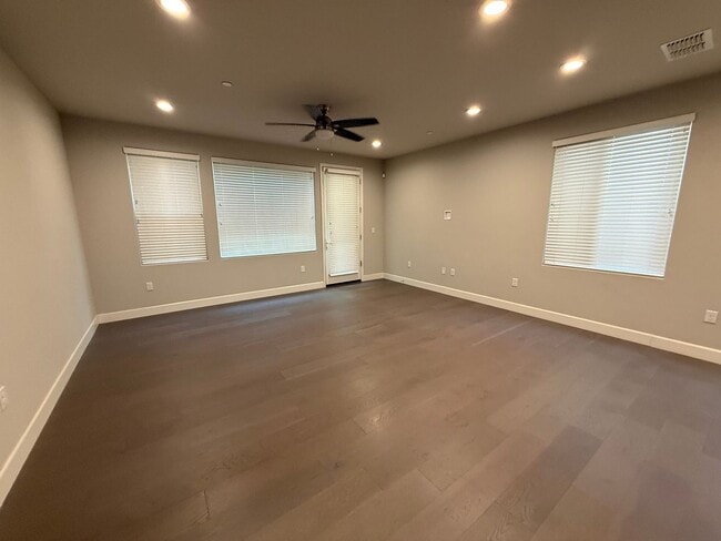 Building Photo - 901 Persimmon Terrace