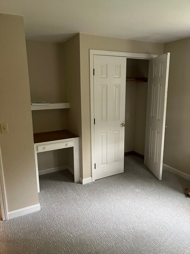 Building Photo - Executive 4 Br / 2.5 Ba Executive Colonial in Sandwich
