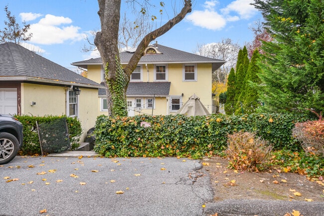 Building Photo - 330 First Ave