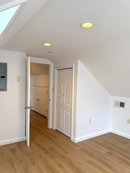 Building Photo - 23 Rendall Pl