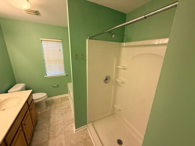 Building Photo - Beautiful private home!!