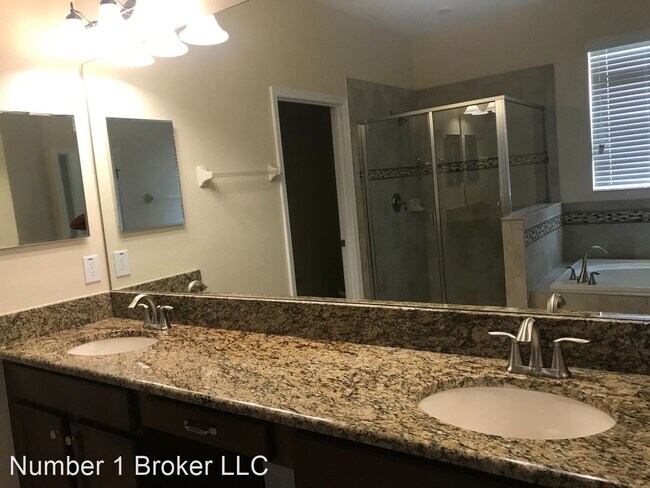 Building Photo - 5 br, 3.5 bath House - 15072 Evergreen Oak...