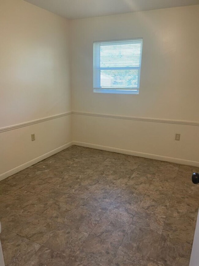 Building Photo - Clean, Move in Ready 4 Bedroom Home
