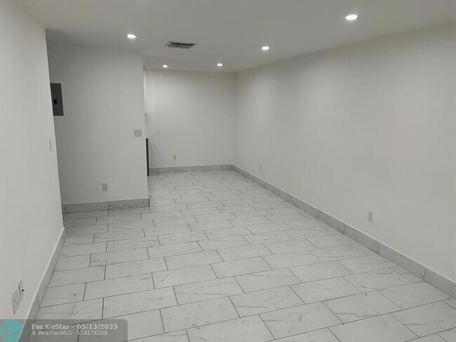 Building Photo - 4655 SW 33rd Ave