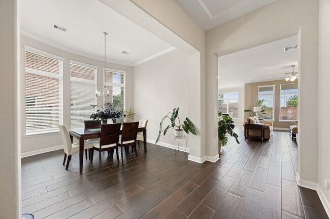 Building Photo - 25819 Oakwood Knoll Dr