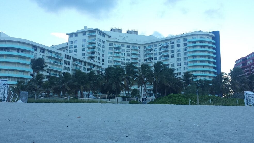 Primary Photo - 5161 Collins Ave