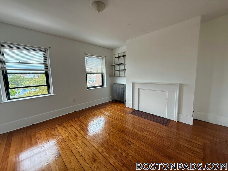 Building Photo - 4 Centre St