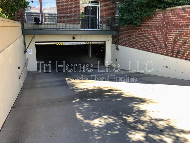 Building Photo - 10184 Park Meadows Dr