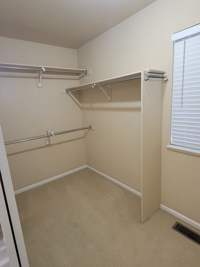 Building Photo - 3 Bedroom, 2.5 Bath Home with A/C - Availa...