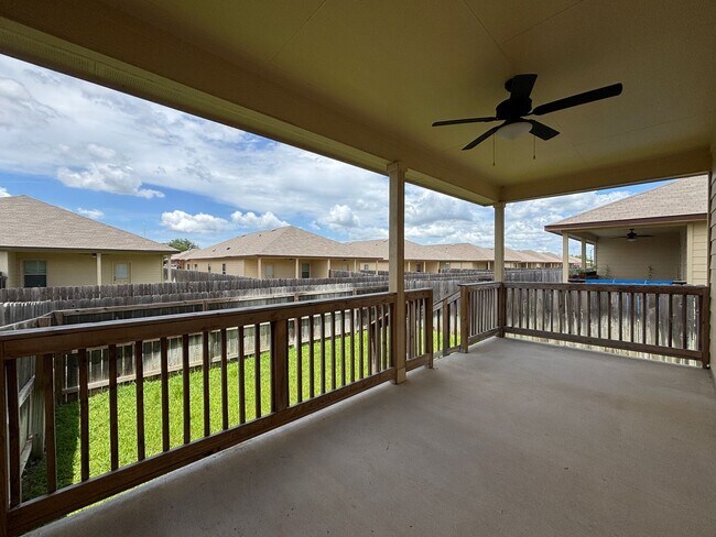 Building Photo - Luxury Duplex in Seguin with 3-bed, 2-bath...
