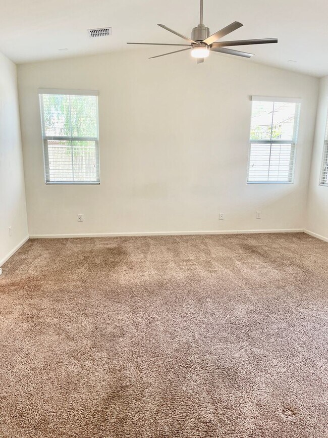 Building Photo - 5 Bedroom/3 Bath Home in Chandler!