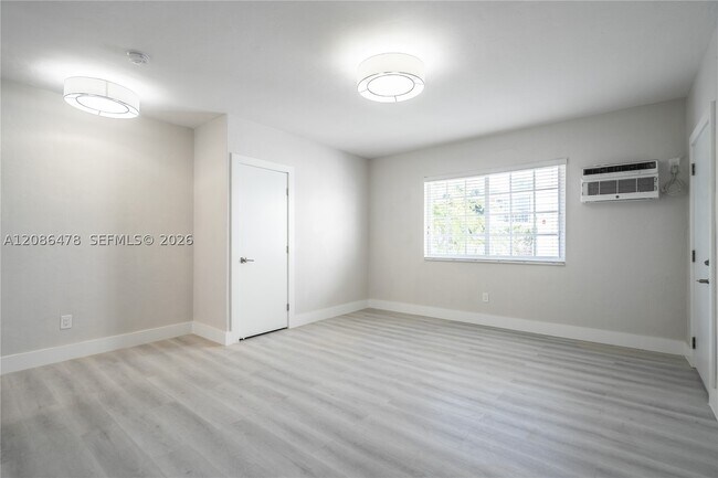Building Photo - 2418 Flamingo Dr
