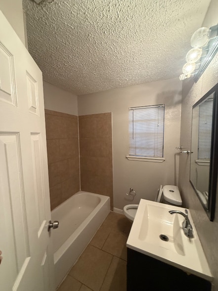 Building Photo - 5942 Willow Glen Dr
