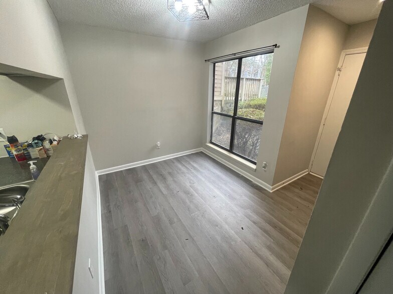 Building Photo - Room in Condo on Sharon Chase Dr