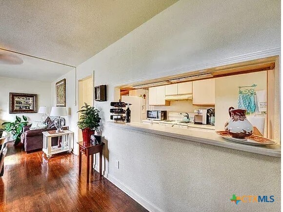Building Photo - 460 Comal Ave