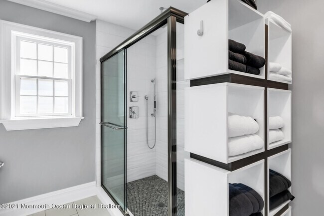 Building Photo - 2211 3rd Ave