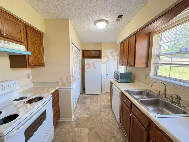 Building Photo - 703 Larchwood Dr