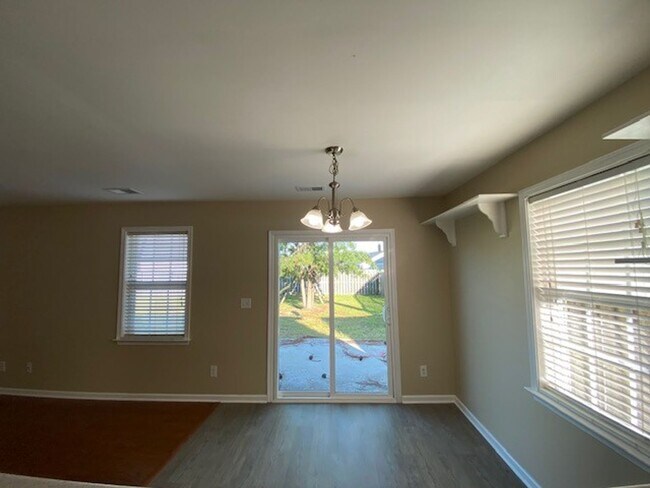 Building Photo - Charming 3 bedroom 2 bath home in Windsor park