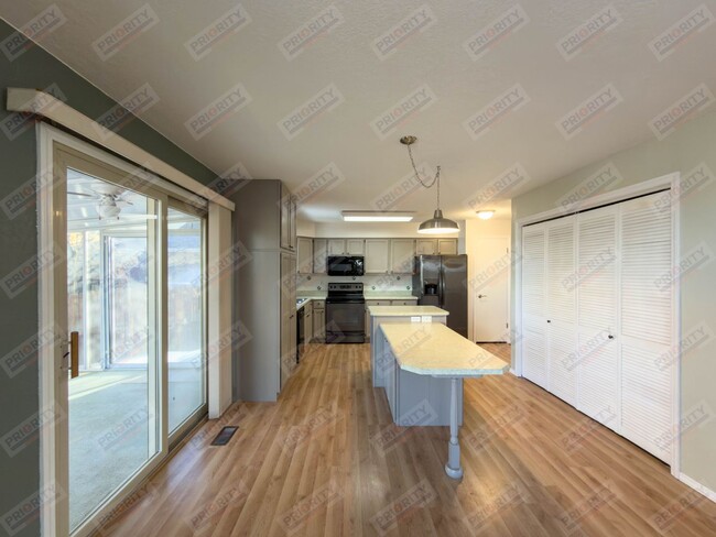 Building Photo - Main level living!