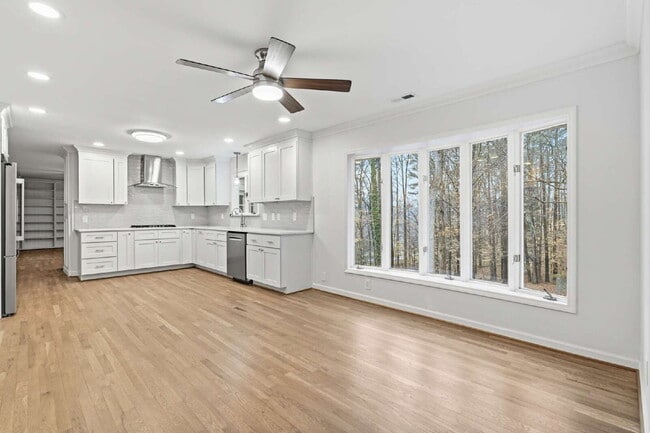 Building Photo - Spacious and Unique 5-Bedroom Home in Chapel Hill!