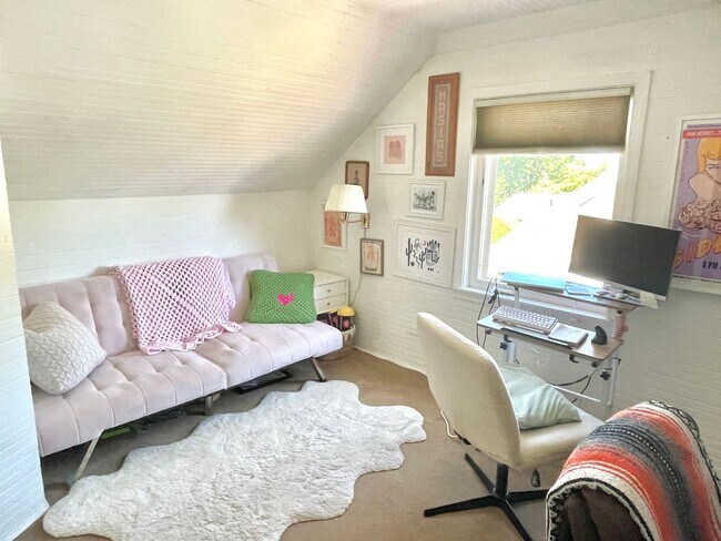 Building Photo - Charming Montavilla bungalow, 3 bed, 2 bath with fully fenced backyard