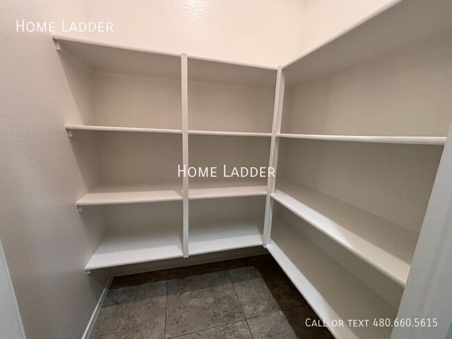 Building Photo - 10453 E Cliffrose Ln