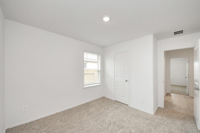 Building Photo - 5038 Balcolm Dr