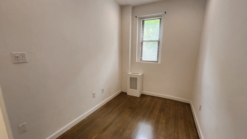 Building Photo - 54 Queensberry St