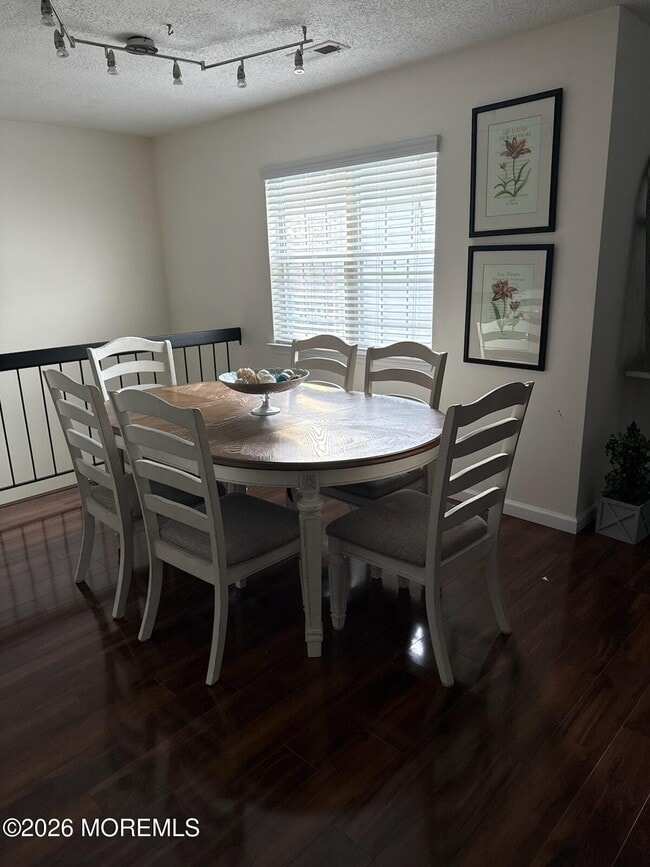 Building Photo - 180 Tulip Ln