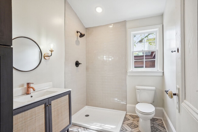 Building Photo - 507-09 Short St