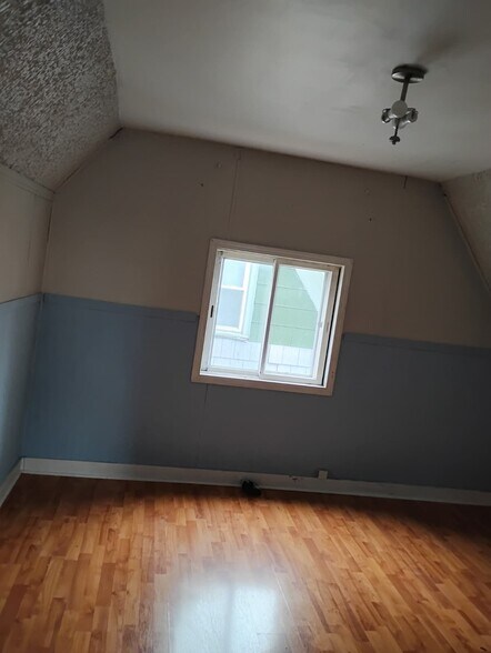 Building Photo - 709 E Brady St