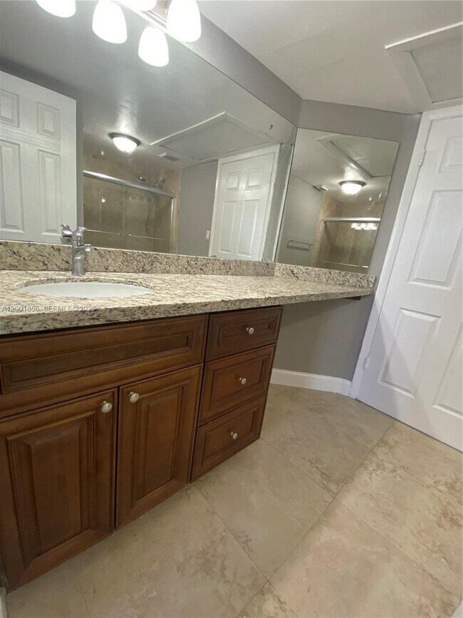 Building Photo - 2820 N Oakland Forest Dr