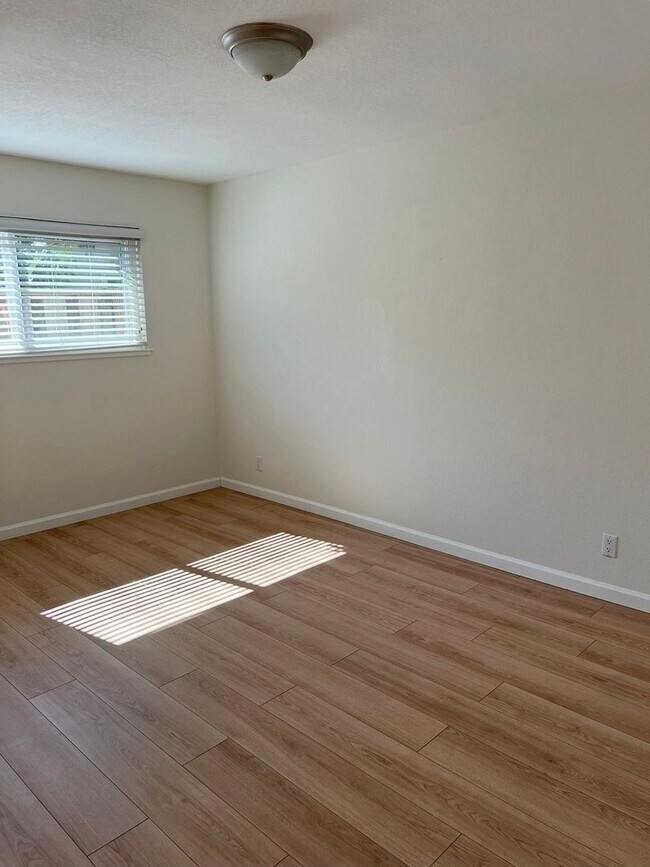 Building Photo - SPACIOUS BRIGHT CUL-DE-SAC 3BD/2BA HOUSE w...