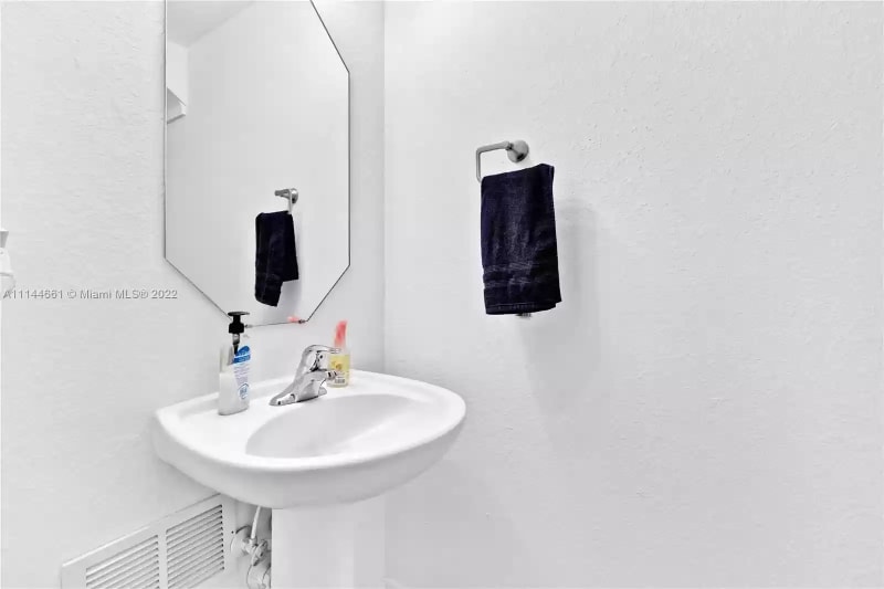 Building Photo - 3709 NE 4th St