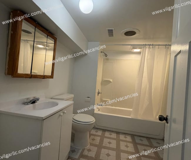 Building Photo - FOR RENT — SPACIOUS 3 BED / 2 BATH HOME