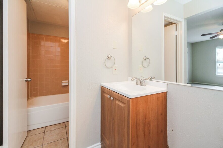 Building Photo - 1385 Southridge Dr