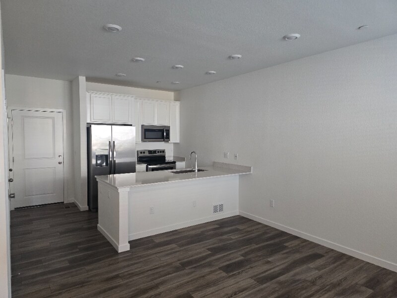 Building Photo - 5387 Euclid Dr