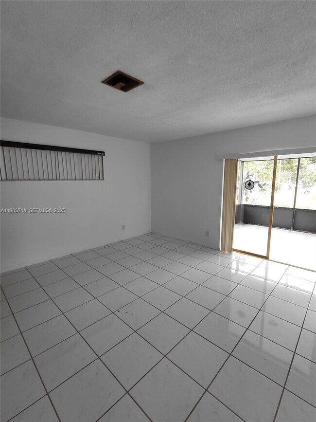 Building Photo - 5115 W Park Rd