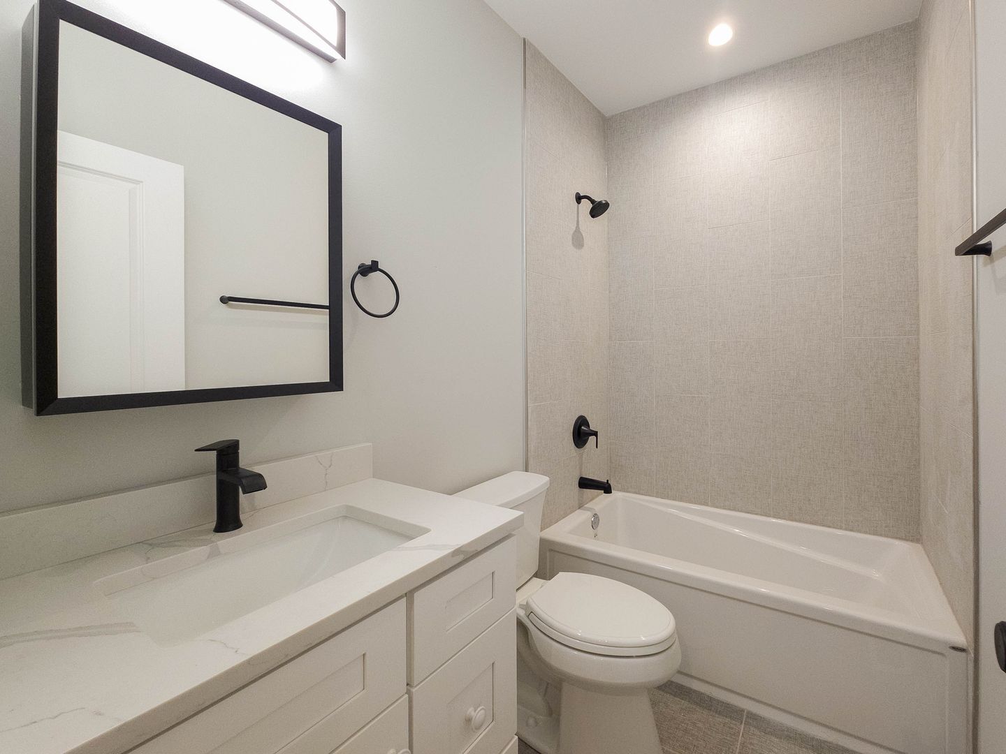 Building Photo - 4840 N Wolcott Ave